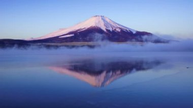Mt. Fuji Yamanaka Gölü, Yamanashi, Japan üzerinde güneşin doğuşunu Timelapse