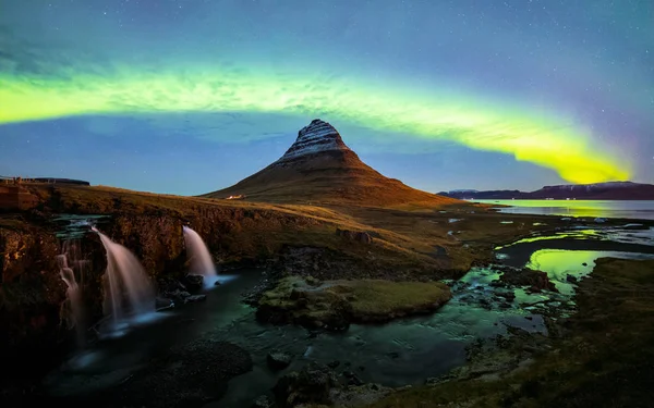 冰原柯库瀑布山上的北极光 Aurora Borealis — 图库照片