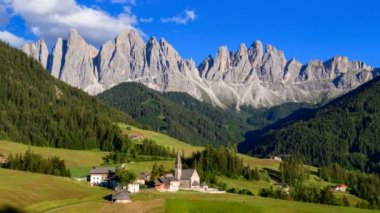 Santa Maddalena kilisesi ile Odle dağının 4k Zaman atlamalı, Dolomites, İtalya