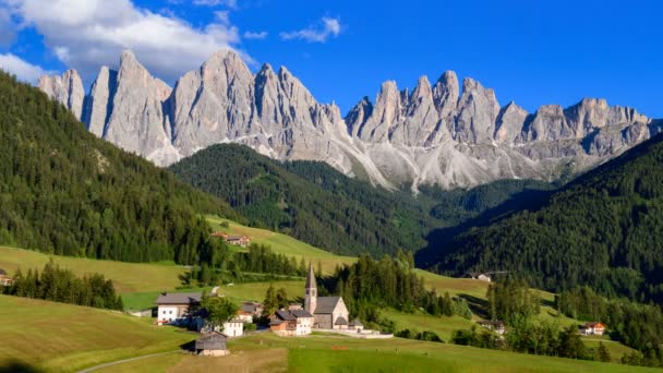 Time Lapse Odle Mountain Church Santa Maddalena Dolomitas Italia — Vídeos de Stock