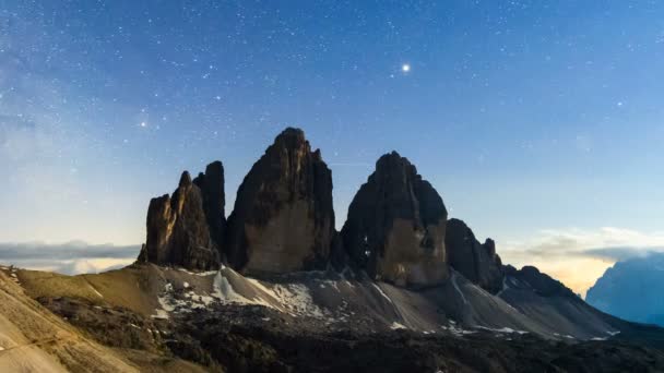 Timelapse Vía Láctea Sobre Tre Cime Lavaredo Dolomitas Italia — Vídeo de stock