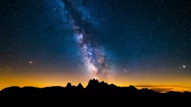 Alpler Dağı üzerinde Mliky yol 4k Timelapse, Dolomites, İtalya