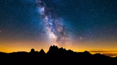 Alpler Dağı üzerinde Mliky yol 4k Panning Timelapse, Dolomites, İtalya