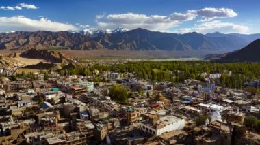 Tsemo Maitreya Tapınağı'ndan Leh şehir görünümü 4k Zaman atlamalı, Ladakh, Hindistan