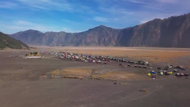 Luchtfoto Van Toeristische Jeeps Parkeerplaats Bromo Vulkaan Indonesië — Stockvideo