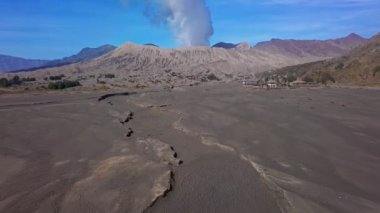 Bromo volkanı, Doğu Java, Endonezya 'da uçan hava aracı.