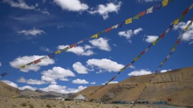 Leh şehrinde dua bayrağı, Leh Ladakh, Hindistan