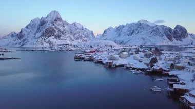 İnsansız hava aracı Norveç 'in Lofoten Adaları' ndaki Reine Village 'a uçuyor.
