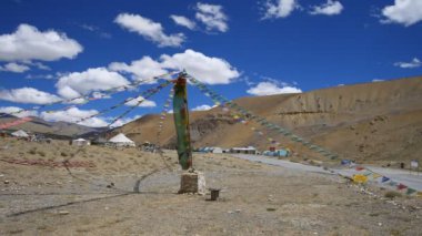 Leh şehrinde dua bayrağı, Leh Ladakh, Hindistan