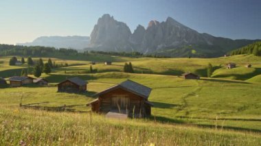 Seiser Alm (Alpe di Siusi) ve Langkofel dağı gün doğumunda, İtalya