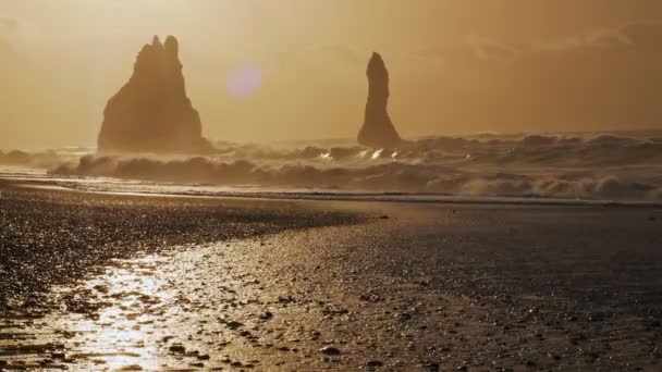 Reynisfjara Schwarzer Sandstrand Bei Sonnenuntergang Island — Stockvideo