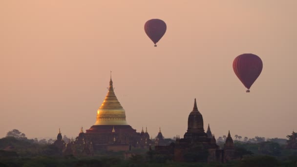 Balon Ogrzane Powietrze Nad Równiną Bagan Wschodzie Słońca Myanmar — Wideo stockowe