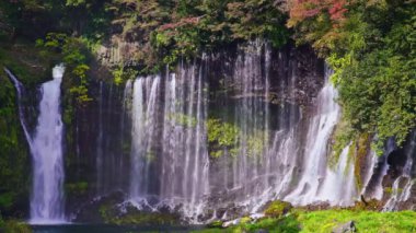 Sonbaharda, Japonya 'da gökkuşağı ile Shiraito şelalesi