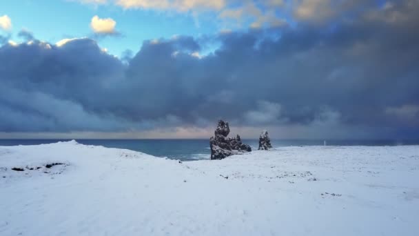 飞往冰岛Snaefellsnes Londrangar悬崖的空中观察无人驾驶飞机 — 图库视频影像