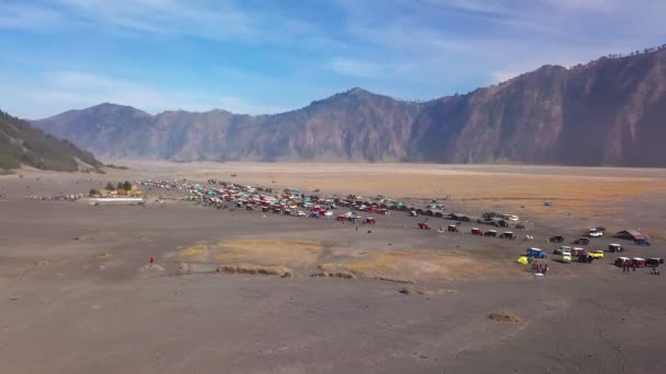駐車場での観光客のジープの空中ビュー ブロモ火山 インドネシア — ストック動画