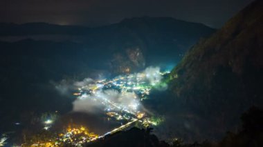 Gün doğumunda Nong Khiaw köyünün anteninden 4K Timelapse, Luang Prabang, Laos