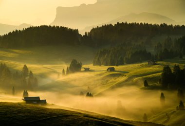 Seiser Alm (Alpe di Siusi) ve Langkofel dağı gün doğumunda, İtalya
