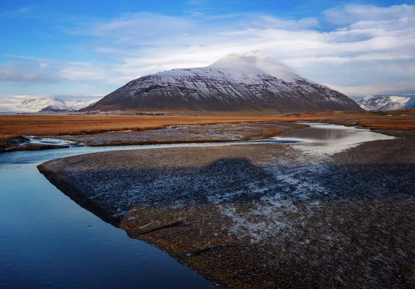 Curva Río Conduce Montaña Islandia Europa — Foto de Stock