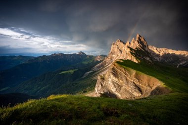 Gökkuşağı ile Seceda dağ zirveleri, Suoth Tyrol, Dolomitler, İtalya