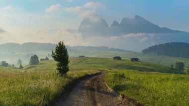 Seiser Alm (Alpe di Siusi), Dolomites, İtalya 'dan 4K Timelapse of sunrise view 