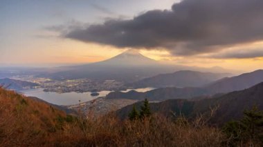 Japonya 'daki Fuji Dağı' nın havadan görüntüsü 4K Gün 'e zaman aşımı 