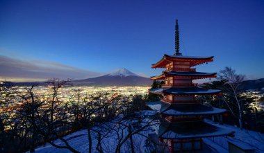 Mt. Fuji ve Chureito Pagoda geceleri, Fujiyoshida, Japonya