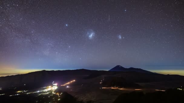 4K印度尼西亚东爪哇布罗莫火山日出前的时间差恒星 — 图库视频影像