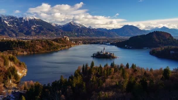 Timelapse Flygfoto Över Sjön Bled Och Julian Alperna Vid Soluppgången — Stockvideo