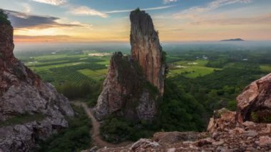 Khao Khuha 'nın 4K Timelapse dağı, güneşin doğuşu, Songkhla, Tayland