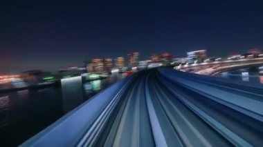 Otomatik trenin 4K Hiperlapesi Gökkuşağı Köprüsü, Tokyo, Japonya 'dan geçiyor 