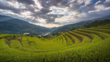 Mu Cang Chai, Yen Bai, Vietnam, Terrace pirinç tarlaları üzerinde Sunset 4K Timelapse