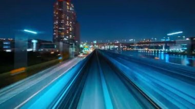 Otomatik trenin 4K Hiperlapesi Gökkuşağı Köprüsü, Tokyo, Japonya 'dan geçiyor 