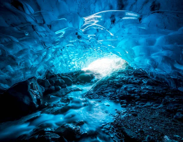 Ingresso Una Grotta Ghiaccio Blu Cristallino Con Fiume Sotterraneo All — Foto Stock
