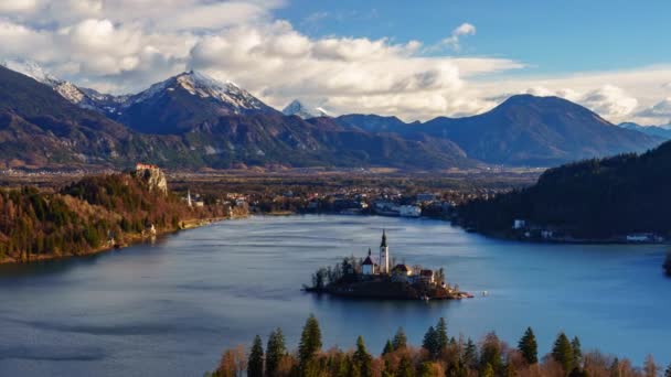 4Kパニング タイムラプススロベニア日の出時のベッド湖とジュリアン アルプスの空中風景 — ストック動画