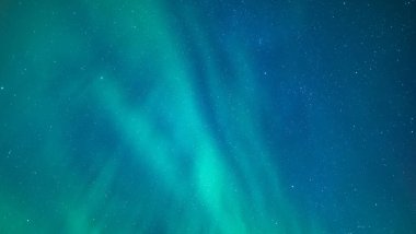 İzlanda semalarında Aurora borealis arka planı