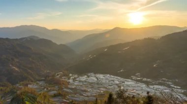 Laohuzui 'den 4K Timelapse (Kaplan Ağzı) pirinç terası gün batımında, Yuanyang, Yunnan, Çin