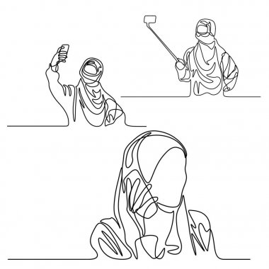 Sürekli hat telefonu selfie yapıyor ve konuşma ile Müslüman kadın ayarlayın