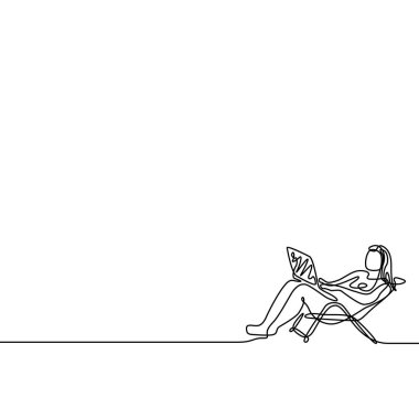 Bir satır kadın serbest bir şezlong üzerinde yatan bir dizüstü bilgisayar ile çalışan