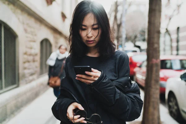 Молодая Азиатка Использует Смартфон Время Прогулки Улице — стоковое фото
