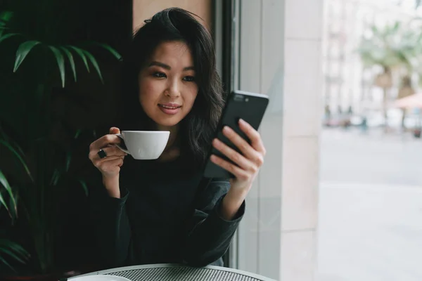 Affascinante Donna Hipster Asiatica Che Indossa Vestiti Alla Moda Chatta — Foto Stock