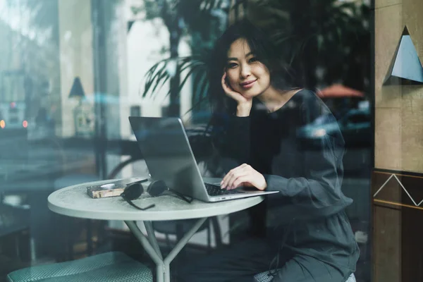 时尚博客的亚洲人在互联网上冲浪连接到 Wifi 时髦女孩坐在咖啡馆与朋友在线聊天 — 图库照片
