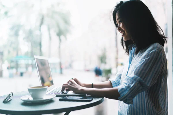 流行に敏感な若い女性のカフェに座りながら現代のラップトップの画面でメールを読む — ストック写真