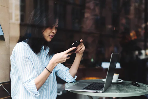 Attraente Asiatico Donna Guardando Video Suo Cellulare Mentre Seduta Caffè — Foto Stock