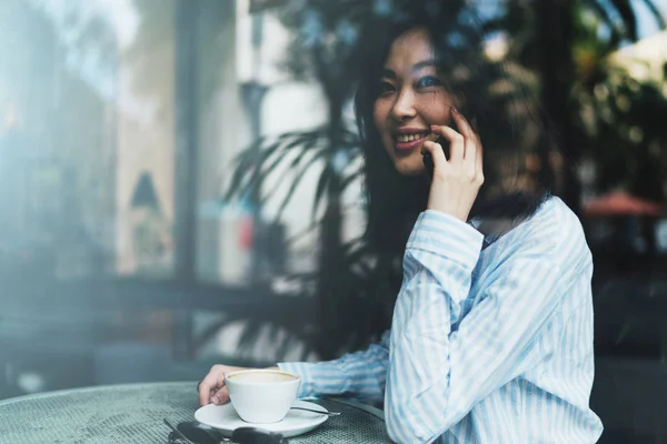 Ung Vakker Asiatisk Kvinne Som Snakker Ved Mobiltelefon Mens Hun – stockfoto