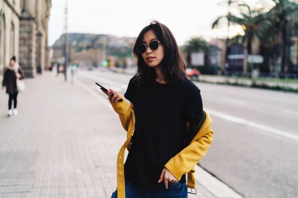 Encantadora Mujer Asiática Gafas Sol Con Camiseta Negra Blanco Chaqueta — Foto de Stock