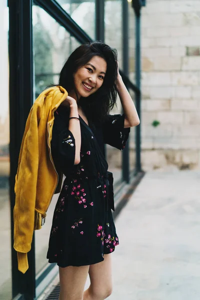 Senyum Wanita Muda Dengan Gaun Mini Yang Lucu Berdiri Jalan — Stok Foto