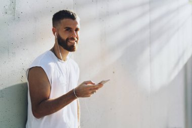 Gülümseyen genç adam açık havada duran ise bir cep telefonu sosyal ağ üzerinden sohbet online