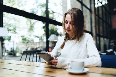 Güzel hippi kız arkadaşı modern bir kafede beklenirken tarafından dijital tablet sohbet online 