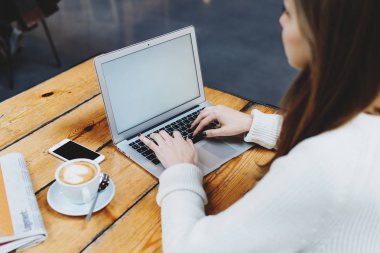 Beyaz kadın önünde oturan ile boş boş ekran dizüstü açın  