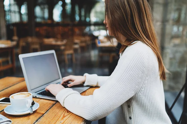 Mooie Jonge Vrouw Met Laptop Zittend Een Koffieshop — Stockfoto